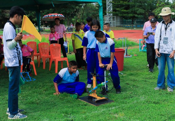 ภาพกิจกรรม  คณะวิทยาศาสตร์และเทคโนโลยี มหาวิทยาลัยราชภัฏกําแพงเพชร จัดการแข่งขันจรวดขวดน้ำ ระดับประถมศึกษา ระดับมัธยมศึกษาตอนต้น ระดับมัธยมศึกษาตอนปลาย ในงานสัปดาห์วิทยาศาสตร์แห่งชาติ ส่วนภูมิภาค ประจำปี 2568