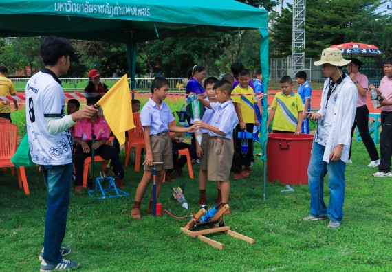 ภาพกิจกรรม  คณะวิทยาศาสตร์และเทคโนโลยี มหาวิทยาลัยราชภัฏกําแพงเพชร จัดการแข่งขันจรวดขวดน้ำ ระดับประถมศึกษา ระดับมัธยมศึกษาตอนต้น ระดับมัธยมศึกษาตอนปลาย ในงานสัปดาห์วิทยาศาสตร์แห่งชาติ ส่วนภูมิภาค ประจำปี 2568