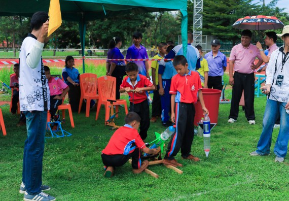 ภาพกิจกรรม  คณะวิทยาศาสตร์และเทคโนโลยี มหาวิทยาลัยราชภัฏกําแพงเพชร จัดการแข่งขันจรวดขวดน้ำ ระดับประถมศึกษา ระดับมัธยมศึกษาตอนต้น ระดับมัธยมศึกษาตอนปลาย ในงานสัปดาห์วิทยาศาสตร์แห่งชาติ ส่วนภูมิภาค ประจำปี 2568