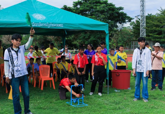 ภาพกิจกรรม  คณะวิทยาศาสตร์และเทคโนโลยี มหาวิทยาลัยราชภัฏกําแพงเพชร จัดการแข่งขันจรวดขวดน้ำ ระดับประถมศึกษา ระดับมัธยมศึกษาตอนต้น ระดับมัธยมศึกษาตอนปลาย ในงานสัปดาห์วิทยาศาสตร์แห่งชาติ ส่วนภูมิภาค ประจำปี 2568