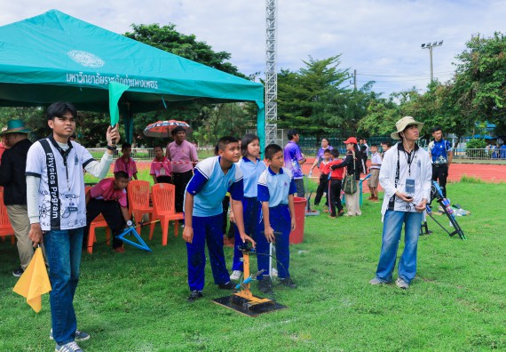 ภาพกิจกรรม  คณะวิทยาศาสตร์และเทคโนโลยี มหาวิทยาลัยราชภัฏกําแพงเพชร จัดการแข่งขันจรวดขวดน้ำ ระดับประถมศึกษา ระดับมัธยมศึกษาตอนต้น ระดับมัธยมศึกษาตอนปลาย ในงานสัปดาห์วิทยาศาสตร์แห่งชาติ ส่วนภูมิภาค ประจำปี 2568