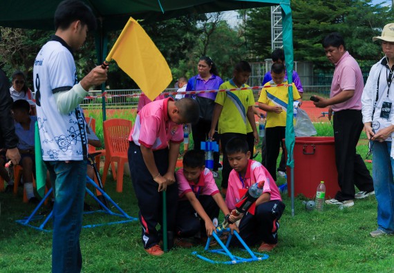 ภาพกิจกรรม  คณะวิทยาศาสตร์และเทคโนโลยี มหาวิทยาลัยราชภัฏกําแพงเพชร จัดการแข่งขันจรวดขวดน้ำ ระดับประถมศึกษา ระดับมัธยมศึกษาตอนต้น ระดับมัธยมศึกษาตอนปลาย ในงานสัปดาห์วิทยาศาสตร์แห่งชาติ ส่วนภูมิภาค ประจำปี 2568