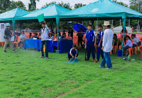 ภาพกิจกรรม  คณะวิทยาศาสตร์และเทคโนโลยี มหาวิทยาลัยราชภัฏกําแพงเพชร จัดการแข่งขันจรวดขวดน้ำ ระดับประถมศึกษา ระดับมัธยมศึกษาตอนต้น ระดับมัธยมศึกษาตอนปลาย ในงานสัปดาห์วิทยาศาสตร์แห่งชาติ ส่วนภูมิภาค ประจำปี 2568