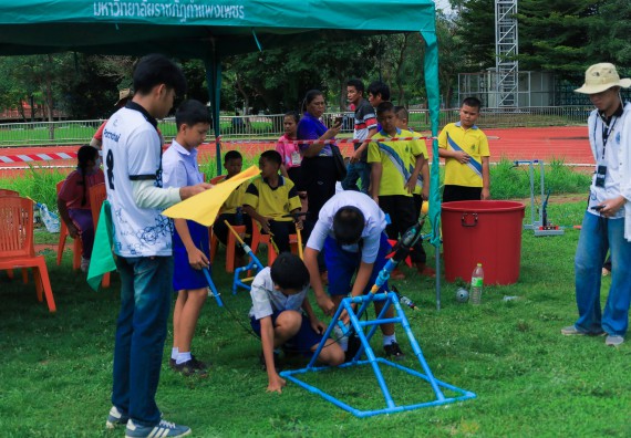 ภาพกิจกรรม  คณะวิทยาศาสตร์และเทคโนโลยี มหาวิทยาลัยราชภัฏกําแพงเพชร จัดการแข่งขันจรวดขวดน้ำ ระดับประถมศึกษา ระดับมัธยมศึกษาตอนต้น ระดับมัธยมศึกษาตอนปลาย ในงานสัปดาห์วิทยาศาสตร์แห่งชาติ ส่วนภูมิภาค ประจำปี 2568
