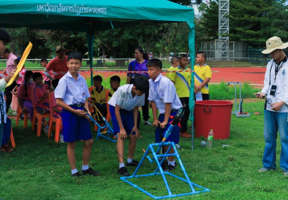 ภาพกิจกรรม  คณะวิทยาศาสตร์และเทคโนโลยี มหาวิทยาลัยราชภัฏกําแพงเพชร จัดการแข่งขันจรวดขวดน้ำ ระดับประถมศึกษา ระดับมัธยมศึกษาตอนต้น ระดับมัธยมศึกษาตอนปลาย ในงานสัปดาห์วิทยาศาสตร์แห่งชาติ ส่วนภูมิภาค ประจำปี 2568