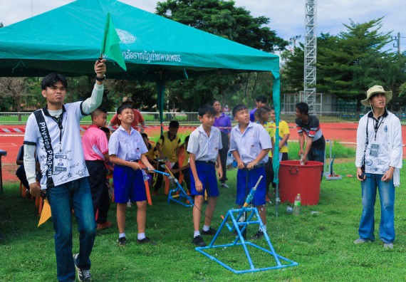 ภาพกิจกรรม  คณะวิทยาศาสตร์และเทคโนโลยี มหาวิทยาลัยราชภัฏกําแพงเพชร จัดการแข่งขันจรวดขวดน้ำ ระดับประถมศึกษา ระดับมัธยมศึกษาตอนต้น ระดับมัธยมศึกษาตอนปลาย ในงานสัปดาห์วิทยาศาสตร์แห่งชาติ ส่วนภูมิภาค ประจำปี 2568