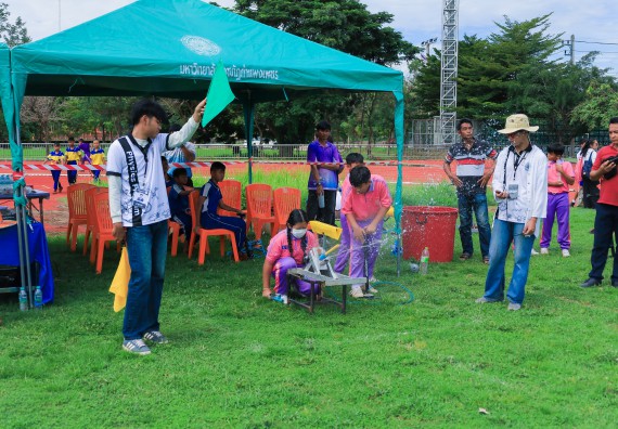 ภาพกิจกรรม  คณะวิทยาศาสตร์และเทคโนโลยี มหาวิทยาลัยราชภัฏกําแพงเพชร จัดการแข่งขันจรวดขวดน้ำ ระดับประถมศึกษา ระดับมัธยมศึกษาตอนต้น ระดับมัธยมศึกษาตอนปลาย ในงานสัปดาห์วิทยาศาสตร์แห่งชาติ ส่วนภูมิภาค ประจำปี 2568