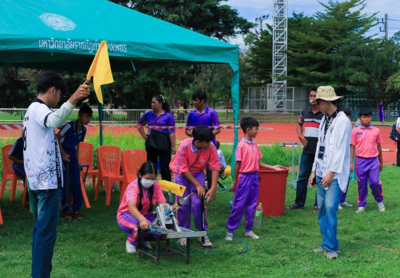 ภาพกิจกรรม  คณะวิทยาศาสตร์และเทคโนโลยี มหาวิทยาลัยราชภัฏกําแพงเพชร จัดการแข่งขันจรวดขวดน้ำ ระดับประถมศึกษา ระดับมัธยมศึกษาตอนต้น ระดับมัธยมศึกษาตอนปลาย ในงานสัปดาห์วิทยาศาสตร์แห่งชาติ ส่วนภูมิภาค ประจำปี 2568