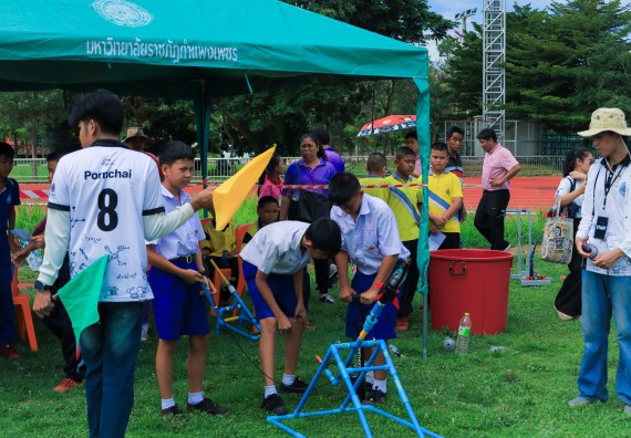 ภาพกิจกรรม  คณะวิทยาศาสตร์และเทคโนโลยี มหาวิทยาลัยราชภัฏกําแพงเพชร จัดการแข่งขันจรวดขวดน้ำ ระดับประถมศึกษา ระดับมัธยมศึกษาตอนต้น ระดับมัธยมศึกษาตอนปลาย ในงานสัปดาห์วิทยาศาสตร์แห่งชาติ ส่วนภูมิภาค ประจำปี 2568