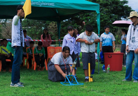 ภาพกิจกรรม  คณะวิทยาศาสตร์และเทคโนโลยี มหาวิทยาลัยราชภัฏกําแพงเพชร จัดการแข่งขันจรวดขวดน้ำ ระดับประถมศึกษา ระดับมัธยมศึกษาตอนต้น ระดับมัธยมศึกษาตอนปลาย ในงานสัปดาห์วิทยาศาสตร์แห่งชาติ ส่วนภูมิภาค ประจำปี 2568