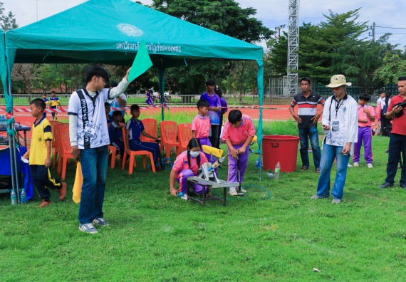 ภาพกิจกรรม  คณะวิทยาศาสตร์และเทคโนโลยี มหาวิทยาลัยราชภัฏกําแพงเพชร จัดการแข่งขันจรวดขวดน้ำ ระดับประถมศึกษา ระดับมัธยมศึกษาตอนต้น ระดับมัธยมศึกษาตอนปลาย ในงานสัปดาห์วิทยาศาสตร์แห่งชาติ ส่วนภูมิภาค ประจำปี 2568