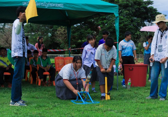 ภาพกิจกรรม  คณะวิทยาศาสตร์และเทคโนโลยี มหาวิทยาลัยราชภัฏกําแพงเพชร จัดการแข่งขันจรวดขวดน้ำ ระดับประถมศึกษา ระดับมัธยมศึกษาตอนต้น ระดับมัธยมศึกษาตอนปลาย ในงานสัปดาห์วิทยาศาสตร์แห่งชาติ ส่วนภูมิภาค ประจำปี 2568