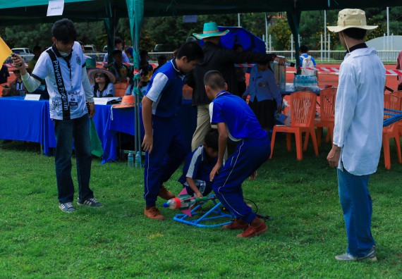 ภาพกิจกรรม  คณะวิทยาศาสตร์และเทคโนโลยี มหาวิทยาลัยราชภัฏกําแพงเพชร จัดการแข่งขันจรวดขวดน้ำ ระดับประถมศึกษา ระดับมัธยมศึกษาตอนต้น ระดับมัธยมศึกษาตอนปลาย ในงานสัปดาห์วิทยาศาสตร์แห่งชาติ ส่วนภูมิภาค ประจำปี 2568