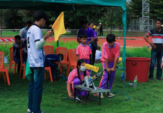 ภาพกิจกรรม  คณะวิทยาศาสตร์และเทคโนโลยี มหาวิทยาลัยราชภัฏกําแพงเพชร จัดการแข่งขันจรวดขวดน้ำ ระดับประถมศึกษา ระดับมัธยมศึกษาตอนต้น ระดับมัธยมศึกษาตอนปลาย ในงานสัปดาห์วิทยาศาสตร์แห่งชาติ ส่วนภูมิภาค ประจำปี 2568