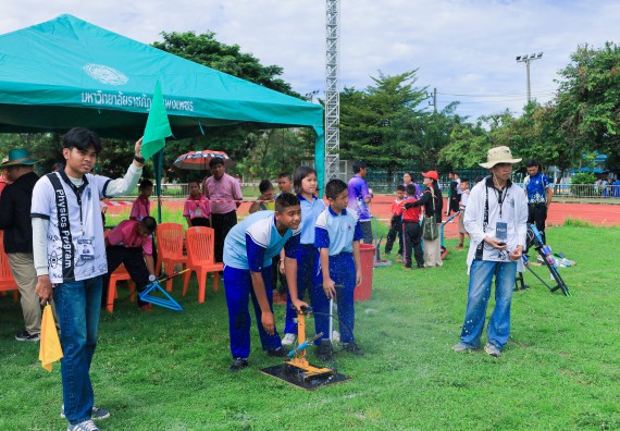 ภาพกิจกรรม  คณะวิทยาศาสตร์และเทคโนโลยี มหาวิทยาลัยราชภัฏกําแพงเพชร จัดการแข่งขันจรวดขวดน้ำ ระดับประถมศึกษา ระดับมัธยมศึกษาตอนต้น ระดับมัธยมศึกษาตอนปลาย ในงานสัปดาห์วิทยาศาสตร์แห่งชาติ ส่วนภูมิภาค ประจำปี 2568