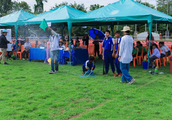 ภาพกิจกรรม  คณะวิทยาศาสตร์และเทคโนโลยี มหาวิทยาลัยราชภัฏกําแพงเพชร จัดการแข่งขันจรวดขวดน้ำ ระดับประถมศึกษา ระดับมัธยมศึกษาตอนต้น ระดับมัธยมศึกษาตอนปลาย ในงานสัปดาห์วิทยาศาสตร์แห่งชาติ ส่วนภูมิภาค ประจำปี 2568