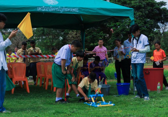 ภาพกิจกรรม  คณะวิทยาศาสตร์และเทคโนโลยี มหาวิทยาลัยราชภัฏกําแพงเพชร จัดการแข่งขันจรวดขวดน้ำ ระดับประถมศึกษา ระดับมัธยมศึกษาตอนต้น ระดับมัธยมศึกษาตอนปลาย ในงานสัปดาห์วิทยาศาสตร์แห่งชาติ ส่วนภูมิภาค ประจำปี 2568