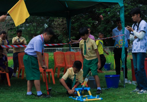 ภาพกิจกรรม  คณะวิทยาศาสตร์และเทคโนโลยี มหาวิทยาลัยราชภัฏกําแพงเพชร จัดการแข่งขันจรวดขวดน้ำ ระดับประถมศึกษา ระดับมัธยมศึกษาตอนต้น ระดับมัธยมศึกษาตอนปลาย ในงานสัปดาห์วิทยาศาสตร์แห่งชาติ ส่วนภูมิภาค ประจำปี 2568