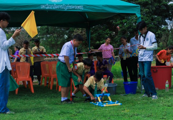 ภาพกิจกรรม  คณะวิทยาศาสตร์และเทคโนโลยี มหาวิทยาลัยราชภัฏกําแพงเพชร จัดการแข่งขันจรวดขวดน้ำ ระดับประถมศึกษา ระดับมัธยมศึกษาตอนต้น ระดับมัธยมศึกษาตอนปลาย ในงานสัปดาห์วิทยาศาสตร์แห่งชาติ ส่วนภูมิภาค ประจำปี 2568