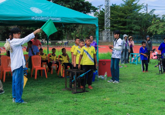 ภาพกิจกรรม  คณะวิทยาศาสตร์และเทคโนโลยี มหาวิทยาลัยราชภัฏกําแพงเพชร จัดการแข่งขันจรวดขวดน้ำ ระดับประถมศึกษา ระดับมัธยมศึกษาตอนต้น ระดับมัธยมศึกษาตอนปลาย ในงานสัปดาห์วิทยาศาสตร์แห่งชาติ ส่วนภูมิภาค ประจำปี 2568