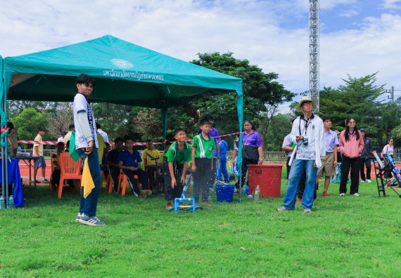 ภาพกิจกรรม  คณะวิทยาศาสตร์และเทคโนโลยี มหาวิทยาลัยราชภัฏกําแพงเพชร จัดการแข่งขันจรวดขวดน้ำ ระดับประถมศึกษา ระดับมัธยมศึกษาตอนต้น ระดับมัธยมศึกษาตอนปลาย ในงานสัปดาห์วิทยาศาสตร์แห่งชาติ ส่วนภูมิภาค ประจำปี 2568