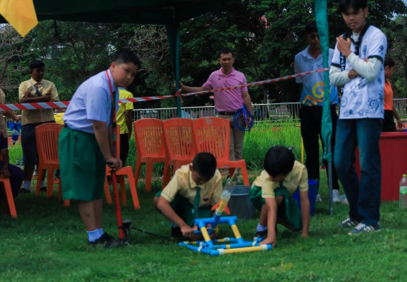 ภาพกิจกรรม  คณะวิทยาศาสตร์และเทคโนโลยี มหาวิทยาลัยราชภัฏกําแพงเพชร จัดการแข่งขันจรวดขวดน้ำ ระดับประถมศึกษา ระดับมัธยมศึกษาตอนต้น ระดับมัธยมศึกษาตอนปลาย ในงานสัปดาห์วิทยาศาสตร์แห่งชาติ ส่วนภูมิภาค ประจำปี 2568