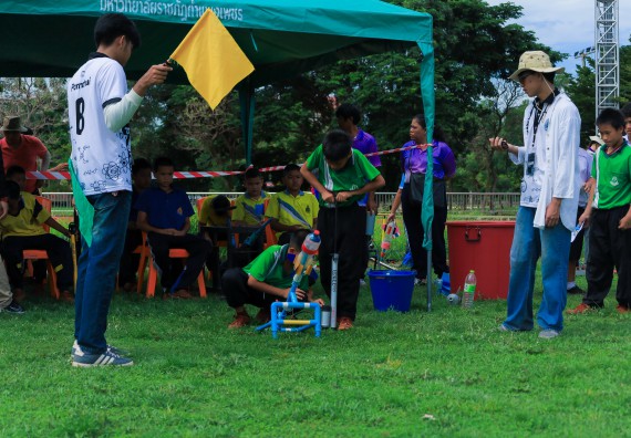 ภาพกิจกรรม  คณะวิทยาศาสตร์และเทคโนโลยี มหาวิทยาลัยราชภัฏกําแพงเพชร จัดการแข่งขันจรวดขวดน้ำ ระดับประถมศึกษา ระดับมัธยมศึกษาตอนต้น ระดับมัธยมศึกษาตอนปลาย ในงานสัปดาห์วิทยาศาสตร์แห่งชาติ ส่วนภูมิภาค ประจำปี 2568