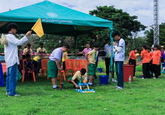 ภาพกิจกรรม  คณะวิทยาศาสตร์และเทคโนโลยี มหาวิทยาลัยราชภัฏกําแพงเพชร จัดการแข่งขันจรวดขวดน้ำ ระดับประถมศึกษา ระดับมัธยมศึกษาตอนต้น ระดับมัธยมศึกษาตอนปลาย ในงานสัปดาห์วิทยาศาสตร์แห่งชาติ ส่วนภูมิภาค ประจำปี 2568