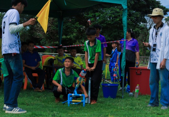 ภาพกิจกรรม  คณะวิทยาศาสตร์และเทคโนโลยี มหาวิทยาลัยราชภัฏกําแพงเพชร จัดการแข่งขันจรวดขวดน้ำ ระดับประถมศึกษา ระดับมัธยมศึกษาตอนต้น ระดับมัธยมศึกษาตอนปลาย ในงานสัปดาห์วิทยาศาสตร์แห่งชาติ ส่วนภูมิภาค ประจำปี 2568