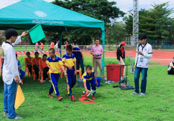 ภาพกิจกรรม  คณะวิทยาศาสตร์และเทคโนโลยี มหาวิทยาลัยราชภัฏกําแพงเพชร จัดการแข่งขันจรวดขวดน้ำ ระดับประถมศึกษา ระดับมัธยมศึกษาตอนต้น ระดับมัธยมศึกษาตอนปลาย ในงานสัปดาห์วิทยาศาสตร์แห่งชาติ ส่วนภูมิภาค ประจำปี 2568