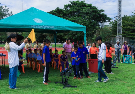 ภาพกิจกรรม  คณะวิทยาศาสตร์และเทคโนโลยี มหาวิทยาลัยราชภัฏกําแพงเพชร จัดการแข่งขันจรวดขวดน้ำ ระดับประถมศึกษา ระดับมัธยมศึกษาตอนต้น ระดับมัธยมศึกษาตอนปลาย ในงานสัปดาห์วิทยาศาสตร์แห่งชาติ ส่วนภูมิภาค ประจำปี 2568