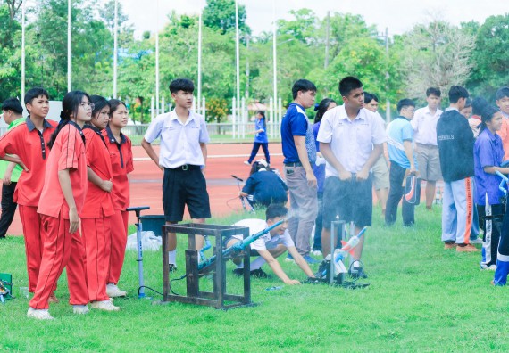 ภาพกิจกรรม  คณะวิทยาศาสตร์และเทคโนโลยี มหาวิทยาลัยราชภัฏกําแพงเพชร จัดการแข่งขันจรวดขวดน้ำ ระดับประถมศึกษา ระดับมัธยมศึกษาตอนต้น ระดับมัธยมศึกษาตอนปลาย ในงานสัปดาห์วิทยาศาสตร์แห่งชาติ ส่วนภูมิภาค ประจำปี 2568