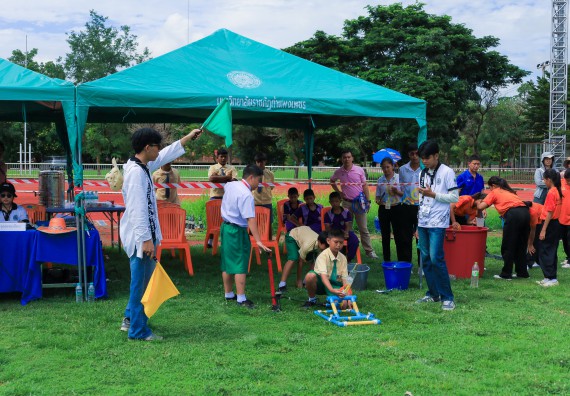ภาพกิจกรรม  คณะวิทยาศาสตร์และเทคโนโลยี มหาวิทยาลัยราชภัฏกําแพงเพชร จัดการแข่งขันจรวดขวดน้ำ ระดับประถมศึกษา ระดับมัธยมศึกษาตอนต้น ระดับมัธยมศึกษาตอนปลาย ในงานสัปดาห์วิทยาศาสตร์แห่งชาติ ส่วนภูมิภาค ประจำปี 2568
