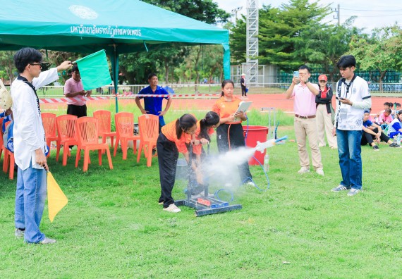 ภาพกิจกรรม  คณะวิทยาศาสตร์และเทคโนโลยี มหาวิทยาลัยราชภัฏกําแพงเพชร จัดการแข่งขันจรวดขวดน้ำ ระดับประถมศึกษา ระดับมัธยมศึกษาตอนต้น ระดับมัธยมศึกษาตอนปลาย ในงานสัปดาห์วิทยาศาสตร์แห่งชาติ ส่วนภูมิภาค ประจำปี 2568