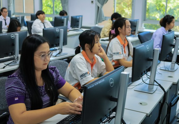 ภาพกิจกรรม    คณะวิทยาศาสตร์และเทคโนโลยี มหาวิทยาลัยราชภัฏกําแพงเพชร จัดกิจกรรมแลกเปลี่ยนเรียนรู้ เรื่อง การใช้ AI เพื่อประยุกต์ใช้ในชีวิตประจำวัน ในงานสัปดาห์วิทยาศาสตร์แห่งชาติ ส่วนภูมิภาค ประจำปี 2568