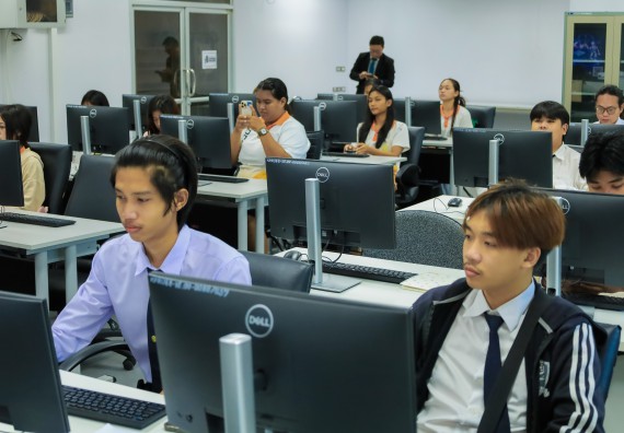 ภาพกิจกรรม    คณะวิทยาศาสตร์และเทคโนโลยี มหาวิทยาลัยราชภัฏกําแพงเพชร จัดกิจกรรมแลกเปลี่ยนเรียนรู้ เรื่อง การใช้ AI เพื่อประยุกต์ใช้ในชีวิตประจำวัน ในงานสัปดาห์วิทยาศาสตร์แห่งชาติ ส่วนภูมิภาค ประจำปี 2568