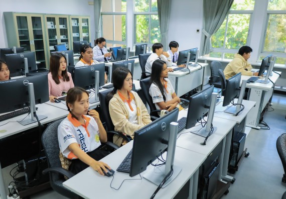 ภาพกิจกรรม    คณะวิทยาศาสตร์และเทคโนโลยี มหาวิทยาลัยราชภัฏกําแพงเพชร จัดกิจกรรมแลกเปลี่ยนเรียนรู้ เรื่อง การใช้ AI เพื่อประยุกต์ใช้ในชีวิตประจำวัน ในงานสัปดาห์วิทยาศาสตร์แห่งชาติ ส่วนภูมิภาค ประจำปี 2568