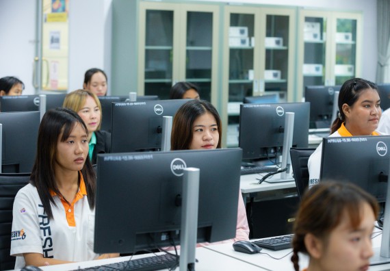 ภาพกิจกรรม    คณะวิทยาศาสตร์และเทคโนโลยี มหาวิทยาลัยราชภัฏกําแพงเพชร จัดกิจกรรมแลกเปลี่ยนเรียนรู้ เรื่อง การใช้ AI เพื่อประยุกต์ใช้ในชีวิตประจำวัน ในงานสัปดาห์วิทยาศาสตร์แห่งชาติ ส่วนภูมิภาค ประจำปี 2568