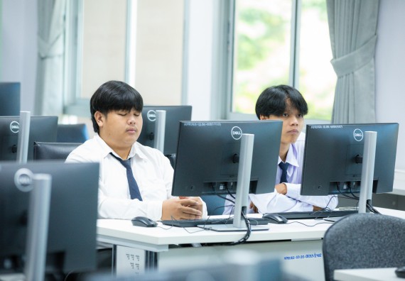 ภาพกิจกรรม    คณะวิทยาศาสตร์และเทคโนโลยี มหาวิทยาลัยราชภัฏกําแพงเพชร จัดกิจกรรมแลกเปลี่ยนเรียนรู้ เรื่อง การใช้ AI เพื่อประยุกต์ใช้ในชีวิตประจำวัน ในงานสัปดาห์วิทยาศาสตร์แห่งชาติ ส่วนภูมิภาค ประจำปี 2568