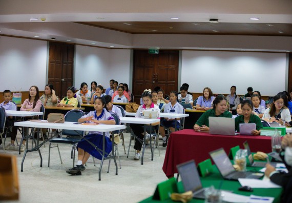 ภาพกิจกรรม  คณะวิทยาศาสตร์และเทคโนโลยี มหาวิทยาลัยราชภัฏกําแพงเพชร จัดการแข่งขันการพูดทางวิทยาศาสตร์ ระดับประถมศึกษา ระดับมัธยมศึกษาตอนต้น ระดับมัธยมศึกษาตอนปลาย ในงานสัปดาห์วิทยาศาสตร์แห่งชาติ ส่วนภูมิภาค ประจำปี 2568