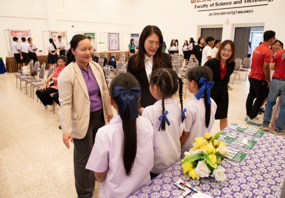 ภาพกิจกรรม  หลักสูตรสาขาวิชาคณิตศาสตร์ประยุกต์ คณะวิทยาศาสตร์และเทคโนโลยี มหาวิทยาลัยราชภัฏกำแพงเพชร จะดำเนินการจัดกิจกรรมนิทรรศการแสดงผลงานและสัมมนาโครงงานทางคณิตศาสตร์