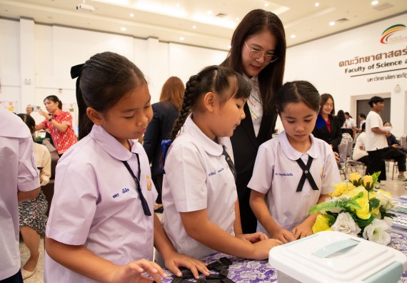 ภาพกิจกรรม  หลักสูตรสาขาวิชาคณิตศาสตร์ประยุกต์ คณะวิทยาศาสตร์และเทคโนโลยี มหาวิทยาลัยราชภัฏกำแพงเพชร จะดำเนินการจัดกิจกรรมนิทรรศการแสดงผลงานและสัมมนาโครงงานทางคณิตศาสตร์