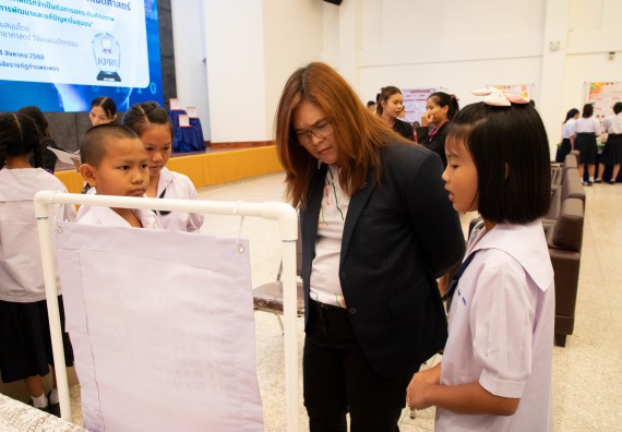 ภาพกิจกรรม  หลักสูตรสาขาวิชาคณิตศาสตร์ประยุกต์ คณะวิทยาศาสตร์และเทคโนโลยี มหาวิทยาลัยราชภัฏกำแพงเพชร จะดำเนินการจัดกิจกรรมนิทรรศการแสดงผลงานและสัมมนาโครงงานทางคณิตศาสตร์