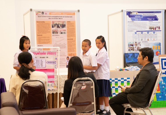 ภาพกิจกรรม  หลักสูตรสาขาวิชาคณิตศาสตร์ประยุกต์ คณะวิทยาศาสตร์และเทคโนโลยี มหาวิทยาลัยราชภัฏกำแพงเพชร จะดำเนินการจัดกิจกรรมนิทรรศการแสดงผลงานและสัมมนาโครงงานทางคณิตศาสตร์