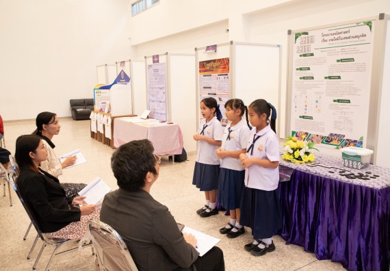 ภาพกิจกรรม  หลักสูตรสาขาวิชาคณิตศาสตร์ประยุกต์ คณะวิทยาศาสตร์และเทคโนโลยี มหาวิทยาลัยราชภัฏกำแพงเพชร จะดำเนินการจัดกิจกรรมนิทรรศการแสดงผลงานและสัมมนาโครงงานทางคณิตศาสตร์
