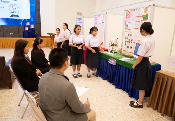 ภาพกิจกรรม  หลักสูตรสาขาวิชาคณิตศาสตร์ประยุกต์ คณะวิทยาศาสตร์และเทคโนโลยี มหาวิทยาลัยราชภัฏกำแพงเพชร จะดำเนินการจัดกิจกรรมนิทรรศการแสดงผลงานและสัมมนาโครงงานทางคณิตศาสตร์