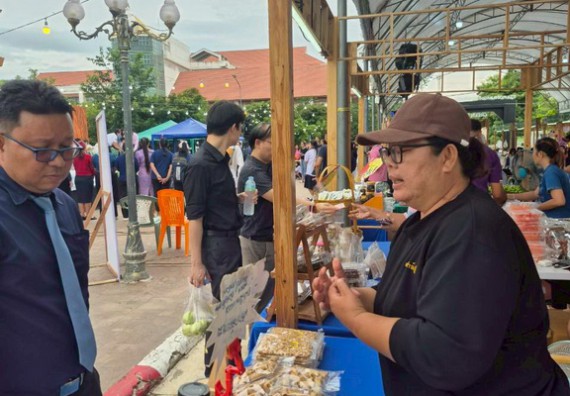 ภาพกิจกรรม  คณะวิทยาศาสตร์และเทคโนโลยี มหาวิทยาลัยราชภัฏกำแพงเพชร ได้เข้าร่วมกิจกรรมงานนิทรรศการแสดงสินค้าผลิตภัณฑ์ชุมชนสู่ตลาดสีเขียน KPRU OTOP GREEN PING FAIRS 2025