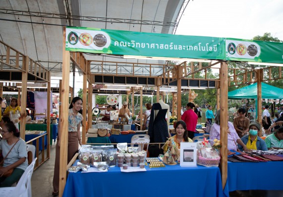 ภาพกิจกรรม  คณะวิทยาศาสตร์และเทคโนโลยี มหาวิทยาลัยราชภัฏกำแพงเพชร ได้เข้าร่วมกิจกรรมงานนิทรรศการแสดงสินค้าผลิตภัณฑ์ชุมชนสู่ตลาดสีเขียน KPRU OTOP GREEN PING FAIRS 2025