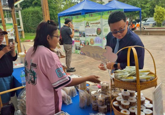 ภาพกิจกรรม  คณะวิทยาศาสตร์และเทคโนโลยี มหาวิทยาลัยราชภัฏกำแพงเพชร ได้เข้าร่วมกิจกรรมงานนิทรรศการแสดงสินค้าผลิตภัณฑ์ชุมชนสู่ตลาดสีเขียน KPRU OTOP GREEN PING FAIRS 2025