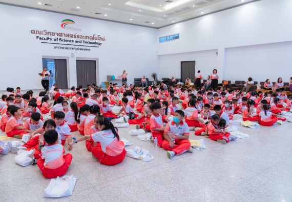 ภาพกิจกรรม  คณะวิทยาศาสตร์และเทคโนโลยี มหาวิทยาลัยราชภัฏกำแพงเพชร ร่วมกับโรงเรียนอนุบาลกำแพงเพชร จัดกิจกรรมสะเต็มศึกษา ตามโครงการฝึกทักษะเพื่อพัฒนาอุจฉริยะภาพวิทยาศาสตร์